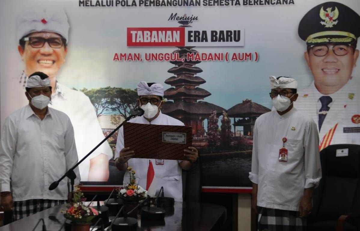 podiumnews.com-Lantik 40 Pejabat, Bupati Tabanan Tegaskan Wujudkan Pemerintahan Bersih